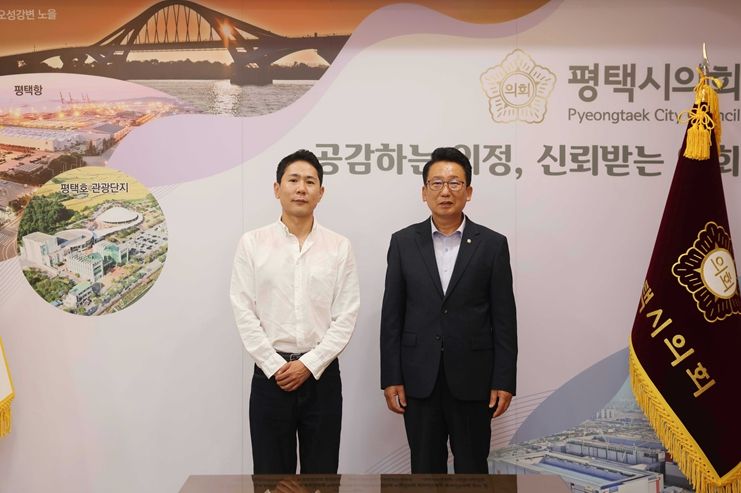 한식레스토랑 운영하는 허태양씨에게 표창한 평택시의회 강정구 의장