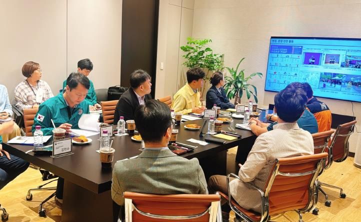 인파 사고 예방 안전대책 점검회의를 하고 있다.