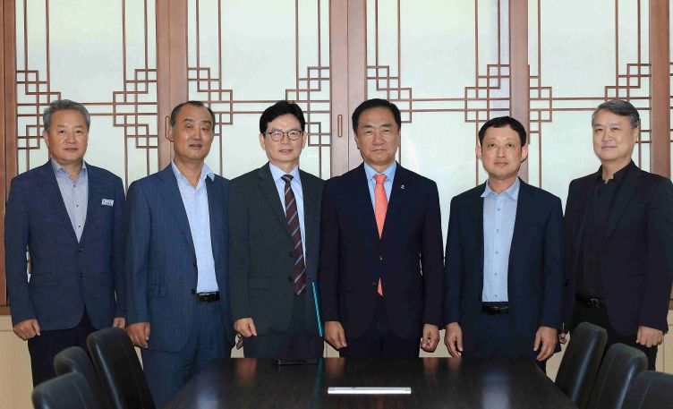 왼쪽부터 행정자치국장, 남성진 위원, 박상철위원, 평택시장(정장선), 신동택 위원, 윤성내 위원