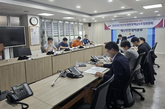 전덕주 행정안전교육국장이 1일 안전정책 실무조정위원회를 주재하고 있다