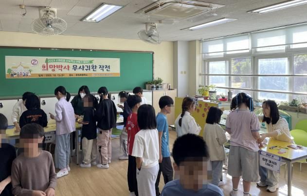 안산시중독관리통합지원센터와 본원초등학교가 학생들을 대상으로 ‘스마트폰 안심학교 만들기’ 캠페인을 진행하고 있다.