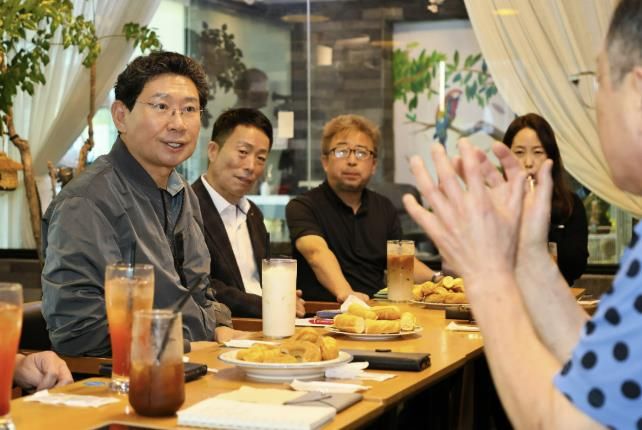 이상일 용인특례시장은 16일 '찾아가는 차담회'를 열고 기흥 지역 상인들과 소통했다