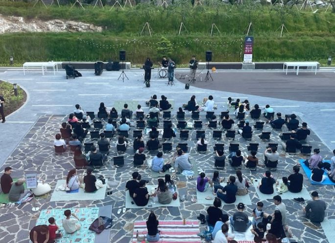 모담도서관 야외 공연 모습