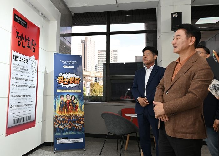 김동근 시장이 10월 20일 시청 시민갤러리에서 ‘의정부시지역사회보장협의체 20주년 기념 전시회’를 둘러보고 있다.