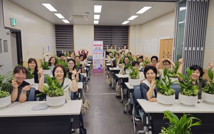 지난 9월 18일 광명시여성새로일하기센터 너른교실에서 '새일과 손잡(job)아요! 힐링 프로그램'을 진행하고 기념사진을 촬영하고 있다.