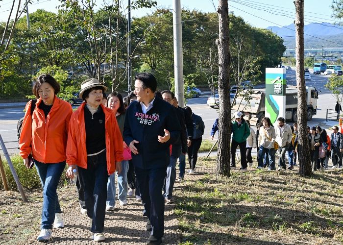 김동근 시장이 10월 22일 ‘2025년 통장 소통‧어울림 화합 한마당’ 행사에서 통장들과 소통하고 있다.