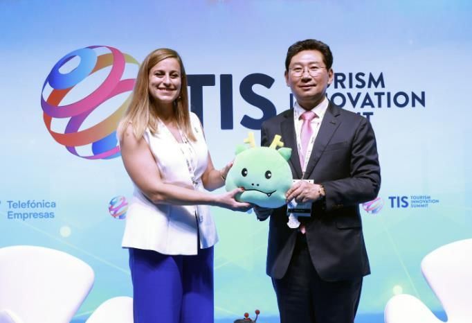 스페인 세비야 피베스(FIBES)에서 열린 TIS 2025에 참석한 이상일 시장이 세션 종료 후 진행자에게 조아용 인형을 전달하고 있다