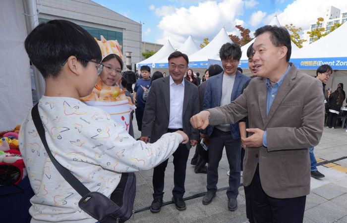 이재준 수원시장이 수원시 청소년대축제에 참가한 청소년과 인사하고 있다.