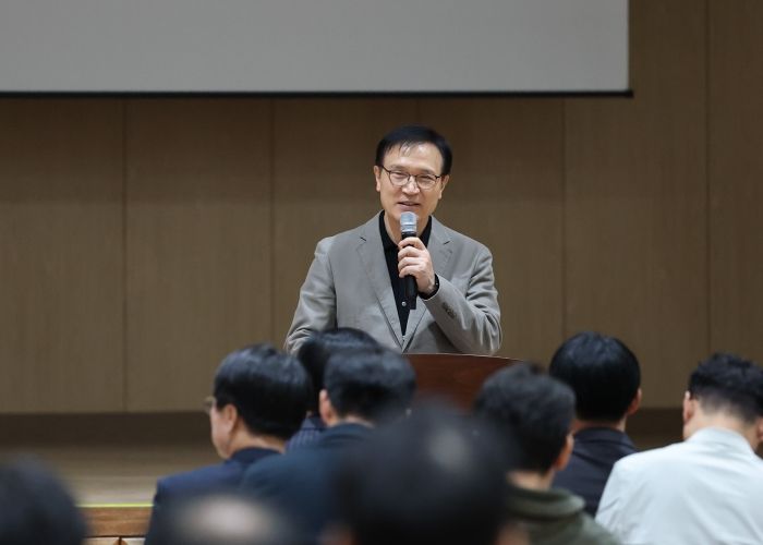 임태희경기도교육감이 10월27일 부천신도초등학교 신마루 체육관에서 열린 '2025  학교 시설개방 활성화 학교장 연수'에서 간담회를 갖고 있다.