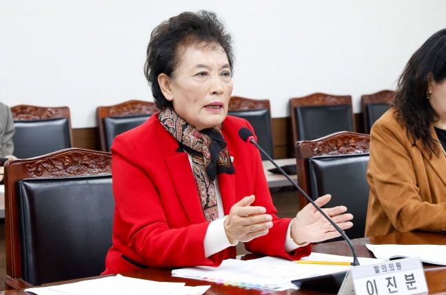 이진분 의원이 지난 28일 제299회 임시회 문화복지위원회에서 자신이 대표 발의한 ‘안산시 지역사회보장협의체 운영 조례 일부개정조례안’에 대해 설명하고 있다.