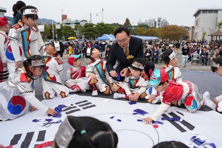 윤병태 시장이 태극기 만들기 체험을 하는 아이들과 함께하고 있다.