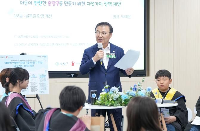 제2기 중랑구 아동정책참여단 정책제안 발표회 및 수료식 현장에 참석한 류경기 중랑구청장과 아동들의 모습