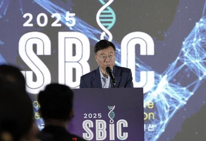 신상진 성남시장이 23일 성남글로벌융합센터에서 열린 ‘2025 성남 국제 바이오헬스케어 컨벤션(SBIC 2025)’ 개막식에서 개회사를 하고 있다.