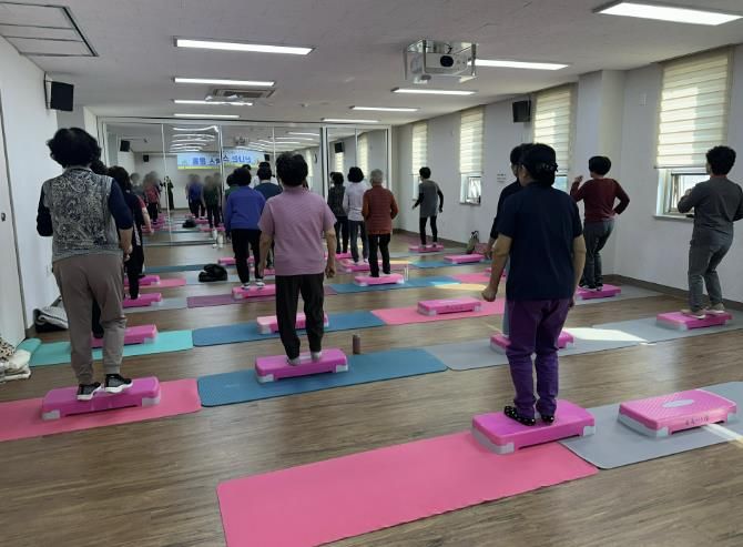 ‘신나는 스텝박스’ 참가자들이 상록수보건소 반월건강생활지원센터에서 스텝박스 운동을 하고 있다.