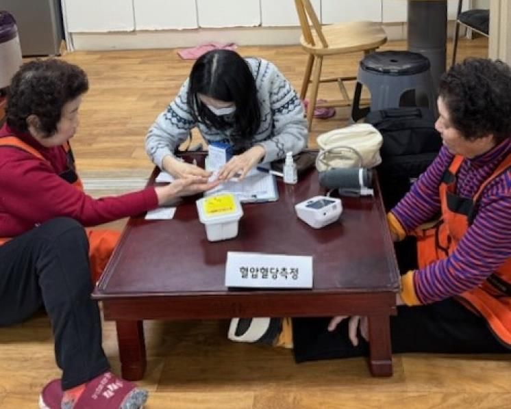 단원보건소 대부보건지소에서 대부도 경로당으로 찾아가는 이동 보건지소를 운영하고 있다.