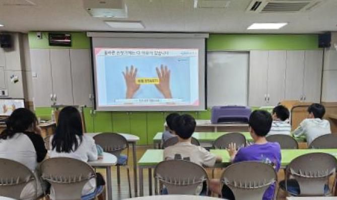 화성특례시가 관내 어린이들을 대상으로 손씻기 교육을 하고 있다