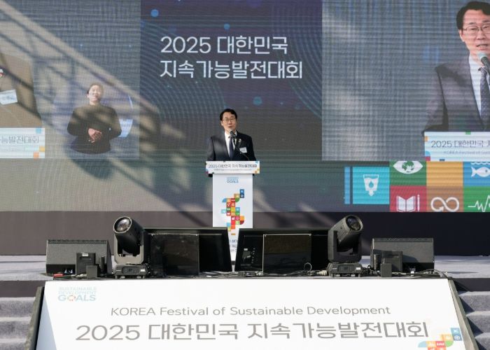 정명근 화성특례시장이 지난 5일 2025년 지속가능 발전대회 개막식에서 환영사를 하고 있다