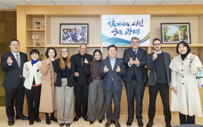 박승원 광명시장(사진 왼쪽 일곱 번째)이 17일 사회적경제·공정무역 분야의 교류 확대를 위해 광명시를 방문한 코스타리카 대사관과 코스타리카 커피연구소(ICAFE) 관계자와 차담회를 진행하고 기념사진을 촬영하고 있다. 사진 왼쪽 다섯 번째 마빈 로하스 커피연구소 이사, 여섯 번째 마리오 호세 카스티요 부총괄이사, 여덟 번째 호르헤 발레리오 주한 코스타리카 대사.