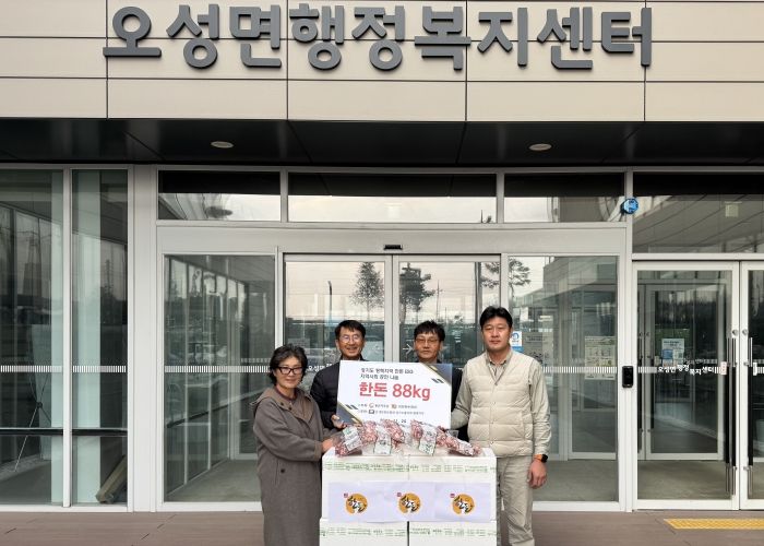 왼쪽부터 해림농장 최인희 사장, 강성식 오성면장 / 대한한돈협회 평택지부 조양연 부지부장, 박성철 이사