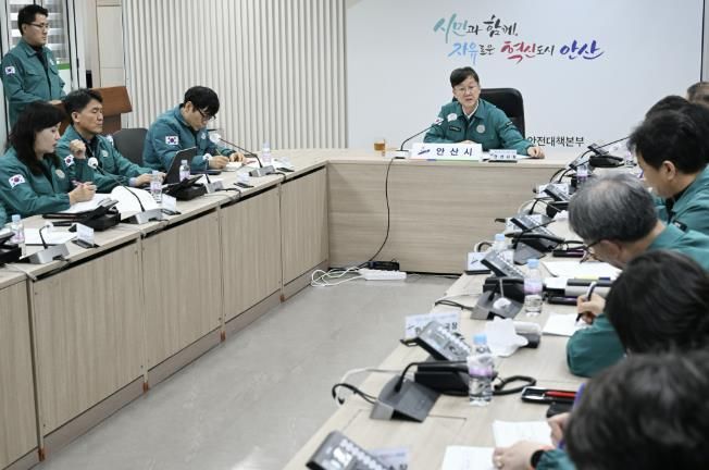 이민근 안산시장이 21일 안산시 재난안전상황실에서 겨울철 대설·한파 대비 관계부서 점검 회의를 진행하고 있다.