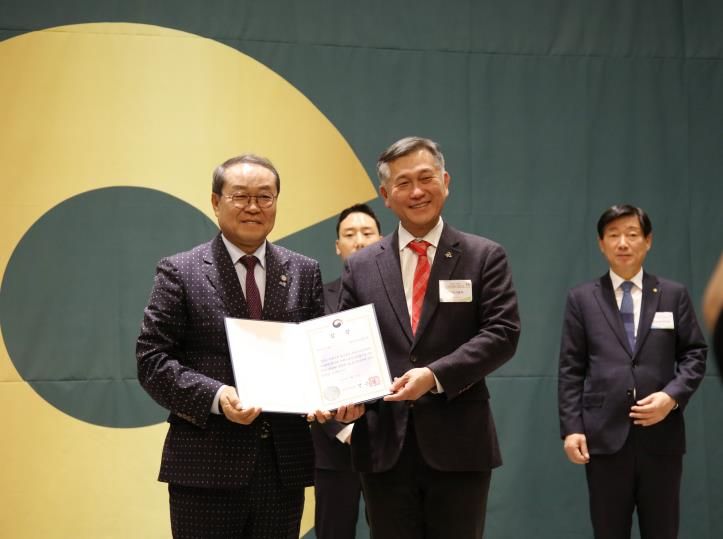 허숭 안산도시공사 사장이 4일 안산 엠블던 호텔에서 열린 ‘2025 경기도 지역사회공헌 인정의 날’에서 강기태 경기도사회복지협의회장(왼쪽)으로부터 2025년 지역사회공헌 인정제 보건복지부 장관상을 받고 있다.