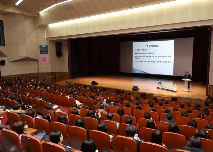 문형배 전 헌법재판관이 시청 어울마당에서 강연하고 있다.