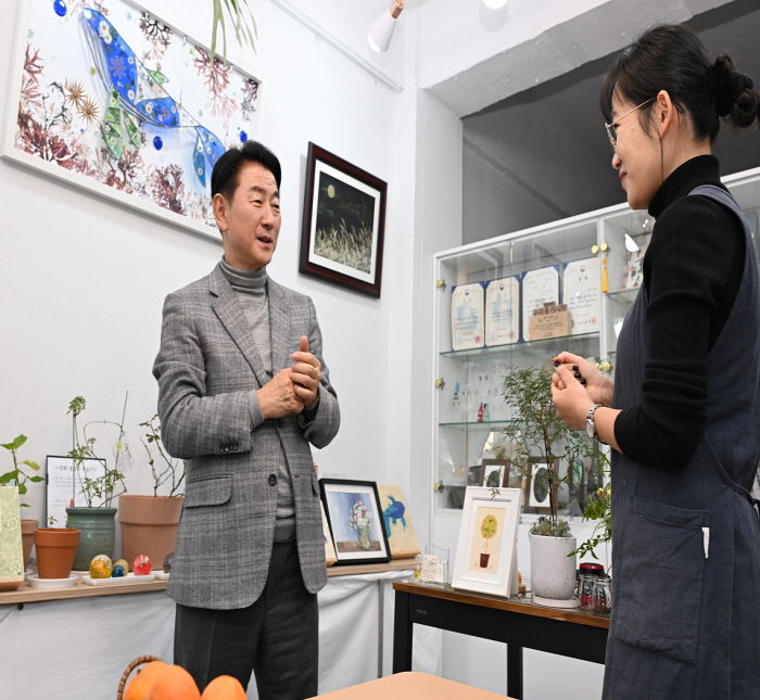 김동근 시장이 12월 17일 ‘빛날화 꽃공방’을 방문해 정인화 작가와 이야기를 나누고 있다.
