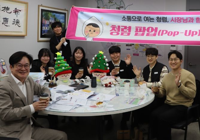 김병수 김포시장이 ‘청렴팝업카페’를 통해 철도과 직원들과 소통의 시간을 갖고 있다.