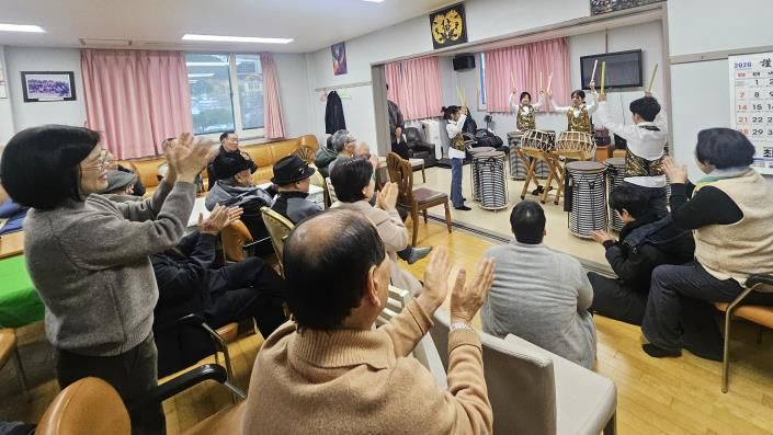 수원시 영통구 The꿈 지역아동센터 아동, 경로당 방문하여‘난타공연’성료