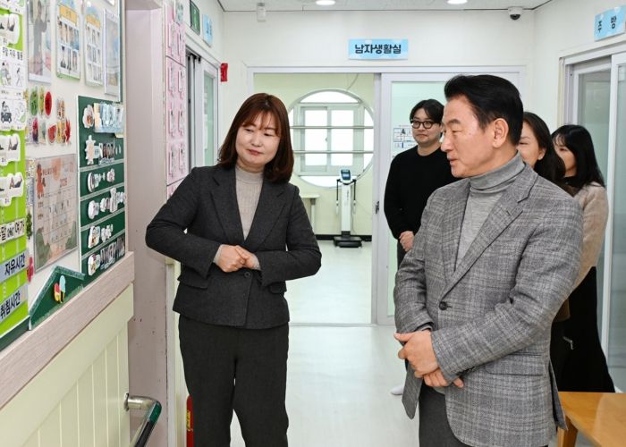 김동근 시장이 1월 2일 장애인 주‧단기보호시설 ‘곰두리네집’을 방문해 내부를 둘러보고 있다.