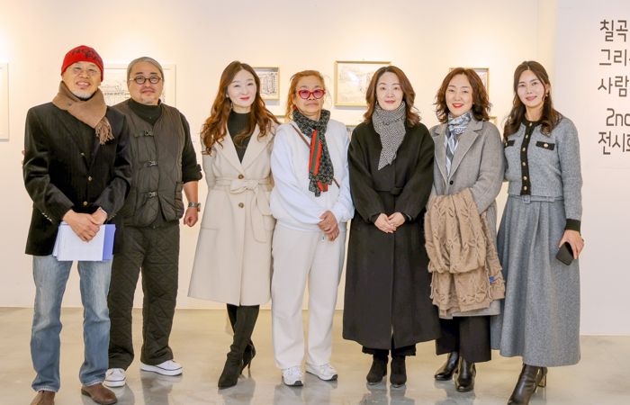 칠곡을 그리는 사람들전’에 참여한 작가들이 전시장인 칠곡군 왜관읍 갤러리 파미에서 기념촬영을 하고 있다. 왼쪽부터 정문현, 김현수, 박창미, 이택경, 박현아, 이정숙, 이윤경 작가.