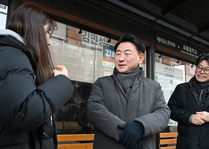 김동근 시장이 1월 6일 133번 시내버스 정류소에서 한 학생에게 통학 환경에 대한 의견을 듣고 있다.