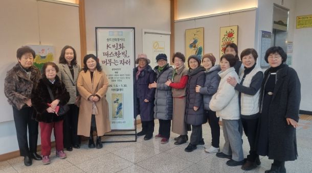 지난 6일 솔뫼 민화동아리원이 도서관 1층 아트갤러리에서 열린 한국 전통민화 전시 'K민화 - 따스한 빛, 머무는 자리'에 참석해 기념사진을 촬영하고 있다.