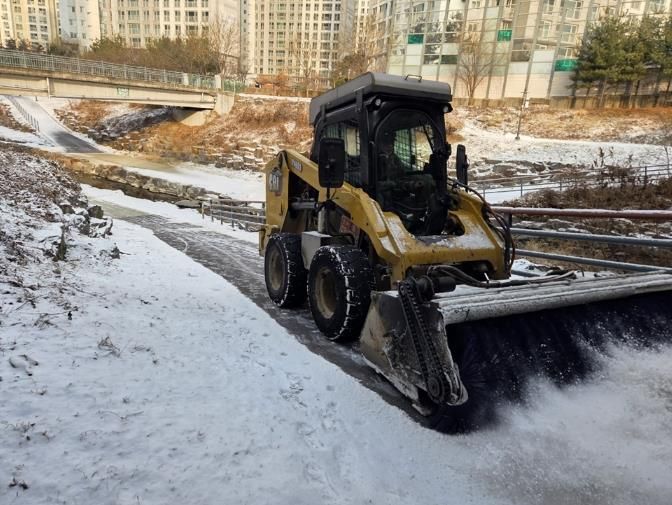 의정부시, 겨울철 하천 산책로 신속하게 제설…시민 안전 보행로 확보
