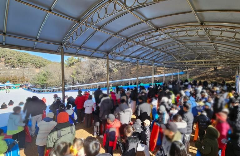 무봉산청소년수련원 눈썰매장에서 눈썰매를 타기 위해 기다리는 이용객들 모습