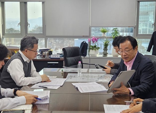 이현재 하남시장이 2일 국토교통부를 방문해 김영국 주택공급추진본부장과 면담하며 교산신도시의 조속한 정부 약속 이행과 위례신사선 하남 연장 등 주요 현안 해결을 건의하고 있다.