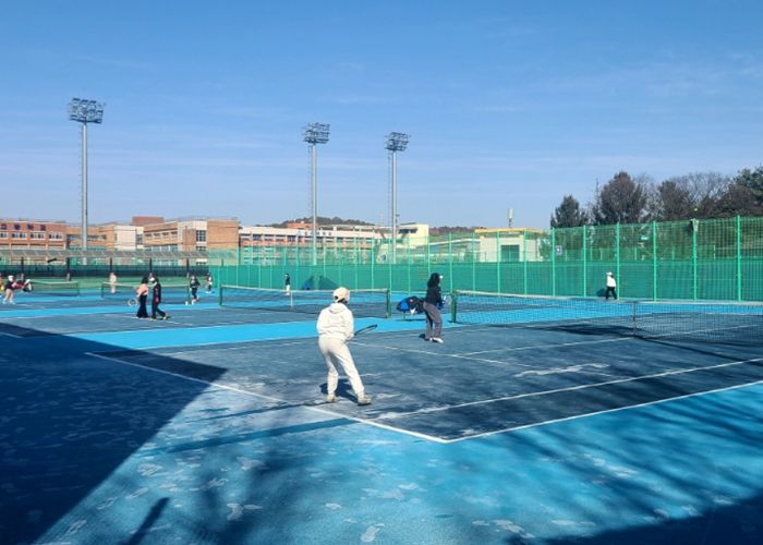 성사체육공원 내 시립 테니스장에서 고양시여성테니스연맹 회원들이 테니스를 치고 있다.