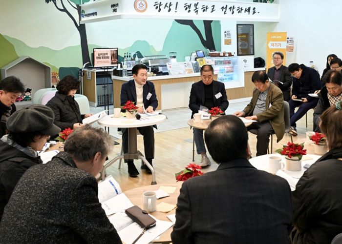 2월 10일 신곡1동 주민센터 1층 마주 쉼터 내 카페 아르츠에서 열린 ‘신곡권역 현장 티타임’ 모습