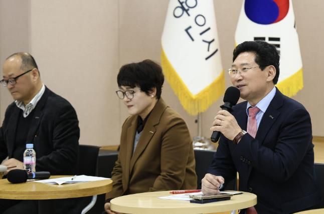 이상일 용인특례시장이 11일 수지구청 대회의실에서 죽전 1,2,3동 주민들과 지역현안을 논의했다.