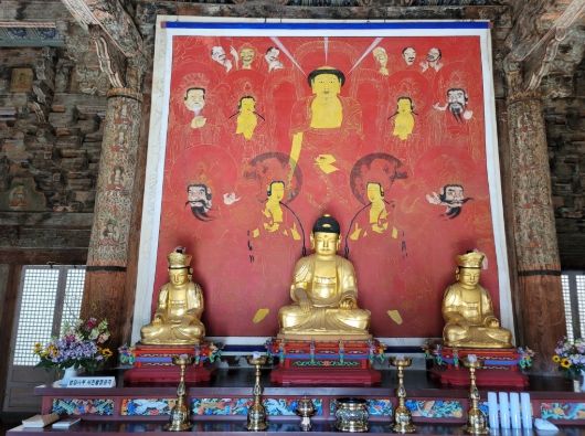 양산 신흥사 석조석가여래삼존좌상