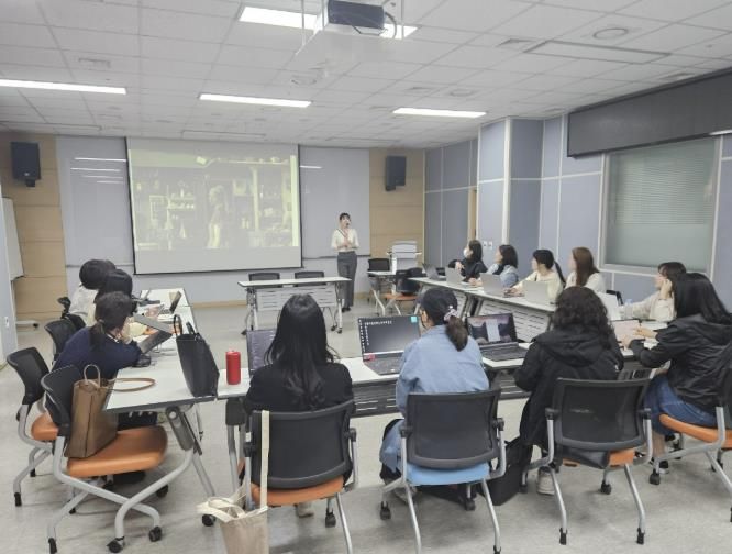 시민들이 인공지능(AI)를 활용한 독서문화 프로그램 강의를 듣고 있다.