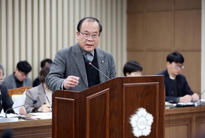 수원특례시의회 이찬용 의원이 제399회 임시회 도시미래위원회에서 발언하고 있다.