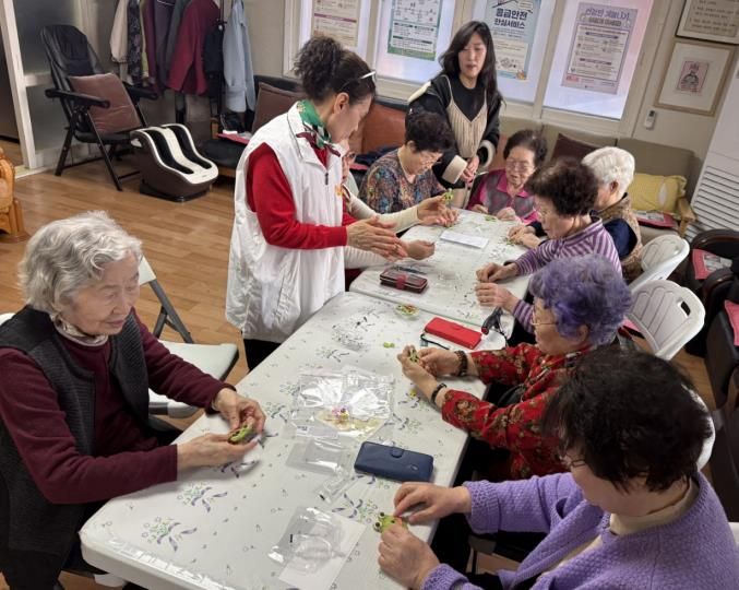 영통구 치매안심센터가 ‘마을 통장님’과 함께하는 주민 밀착형 치매 예방 프로그램을 운영하고 있다.