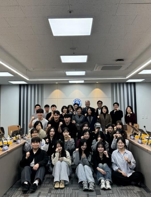 블루익스트림(파란학기제) 멘토-참여 학생 킥오프 회의’ 참석자들이 함께하고 있다