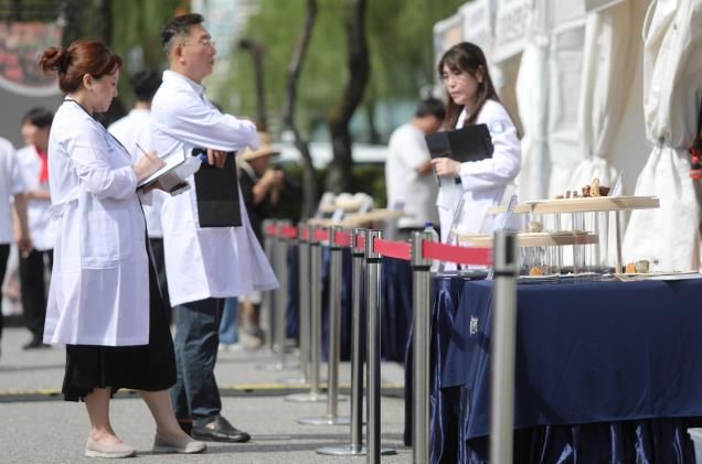 수원 전국요리경연대회에서 심사위원들이 출품 요리를 심사하고 있다.