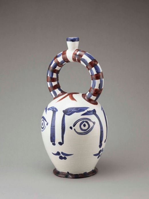 네개의 얼굴이 그려진 아즈텍화병(A.R.401, 1957, 백토, 화장토, 파라핀, 백색에나멜장식, 나이프각인, 55.5×25×25cm, 국립현대미술관소장품)