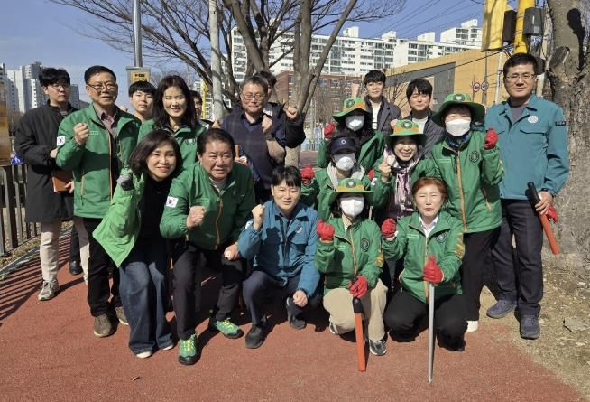 허남석 부시장(맨 앞줄 가운데)이 13일 성포동 일원에서 시 관계자 및 안산시자율방재단과 함께 빗물받이를 점검하고 기념촬영을 하고 있다.
