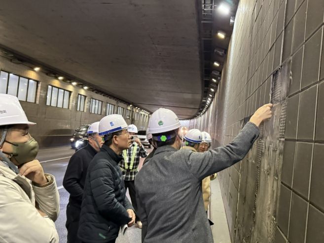 수원특례시 관계자가 1분기 시설안전 기술컨설팅을 하고 있다.