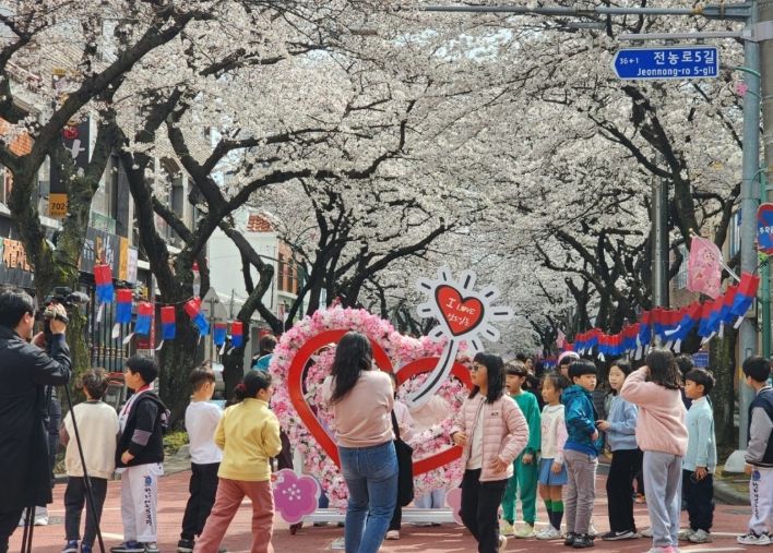 전농로 왕벚꽃 축제
