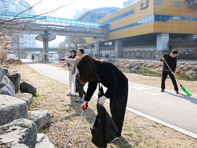 봄을 깨우는 손길, 의정부시 호원2동 하천지킴이 활동 시작